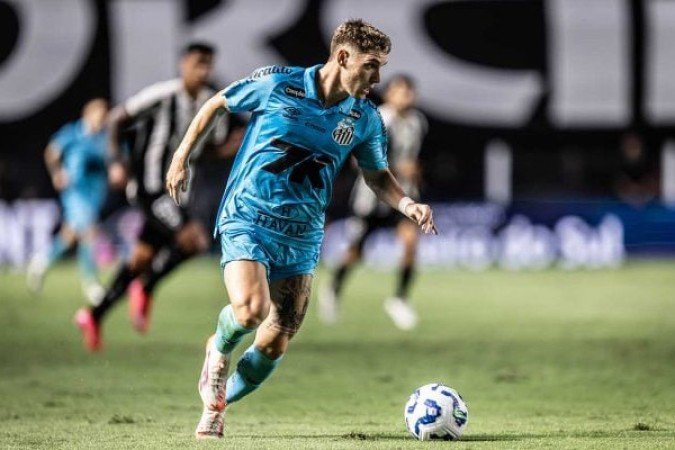 ROLLHEISER - Apareceu muito bem pelo lado direito do ataque, fazendo uma boa dinâmica com Igor Vinícius, e também aparecendo pelo meio de campo. Entretanto, acabou vacilando na recomposição defensiva, deixando muitos espaços para o adversário atacar. Nota: 6 - Foto: Raul Baretta/Santos FC