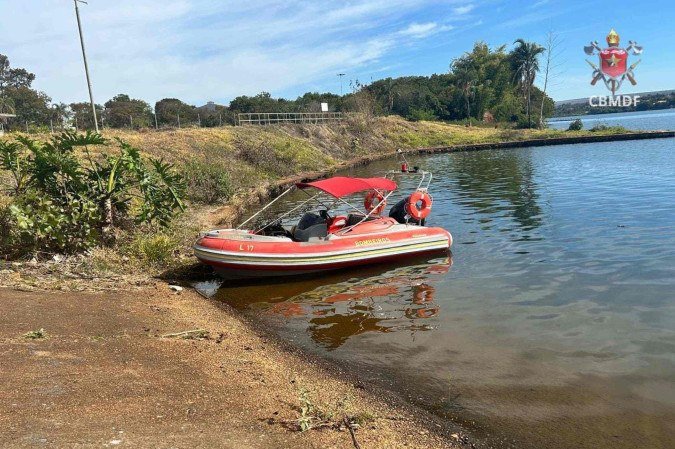 Corpo foi encontrado boiando próximo às margens do Lago Paranoá -  (crédito: CBMDF/Divulgação)