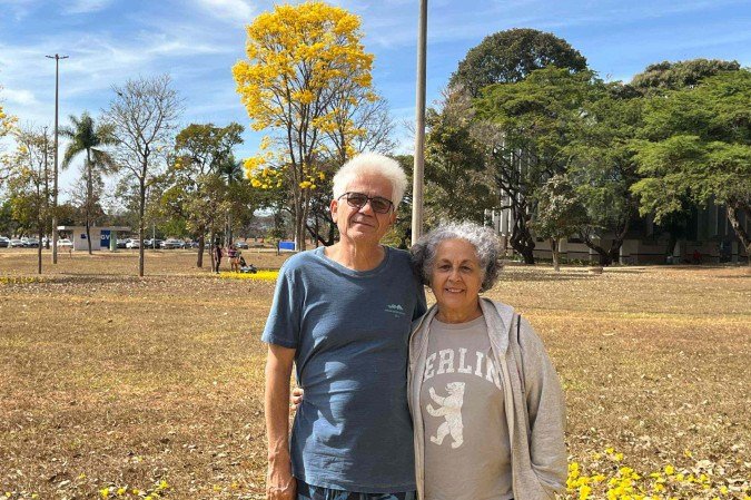 Fernando Portella, 65, e Cheila Gomes, 76, caminham todos os dias e aproveitam para admirar a floração