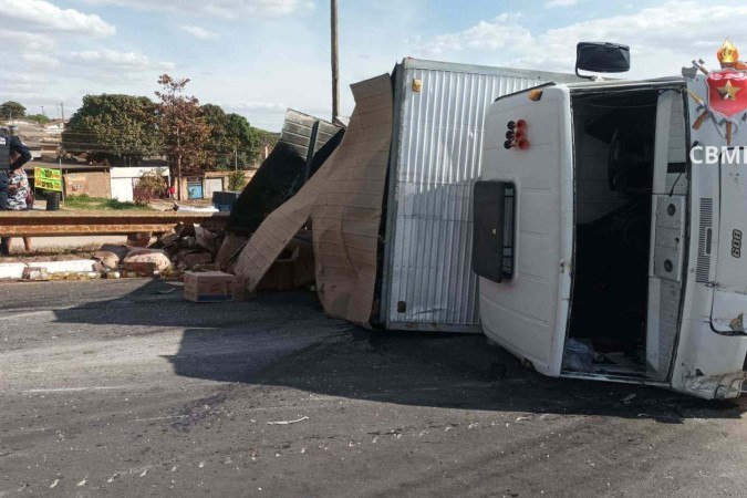 O caminhão estava carregado com óleo de cozinha, que foi derrubado na pista. Os bombeiros atuaram na contenção da substância para evitar novos acidentes -  (crédito: CBMDF)