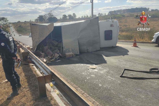 O caminhão carregava caixas de óleo de cozinha, que foram retirados do local para evitar novos acidentes