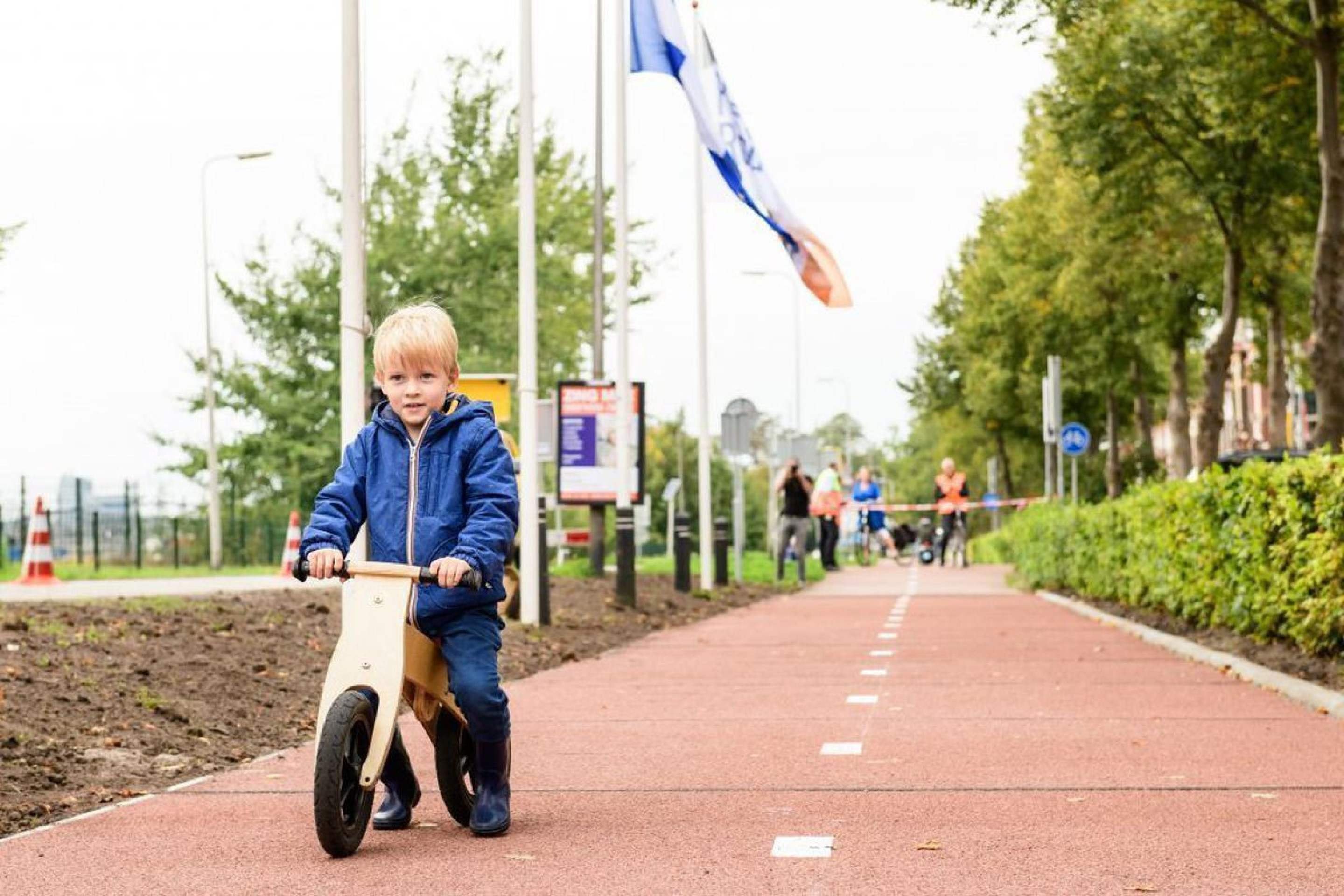 Inaugurada em 2018, a ciclovia de Zwolle é o primeiro caso de construção feita inteiramente com plástico reciclado no mundo.