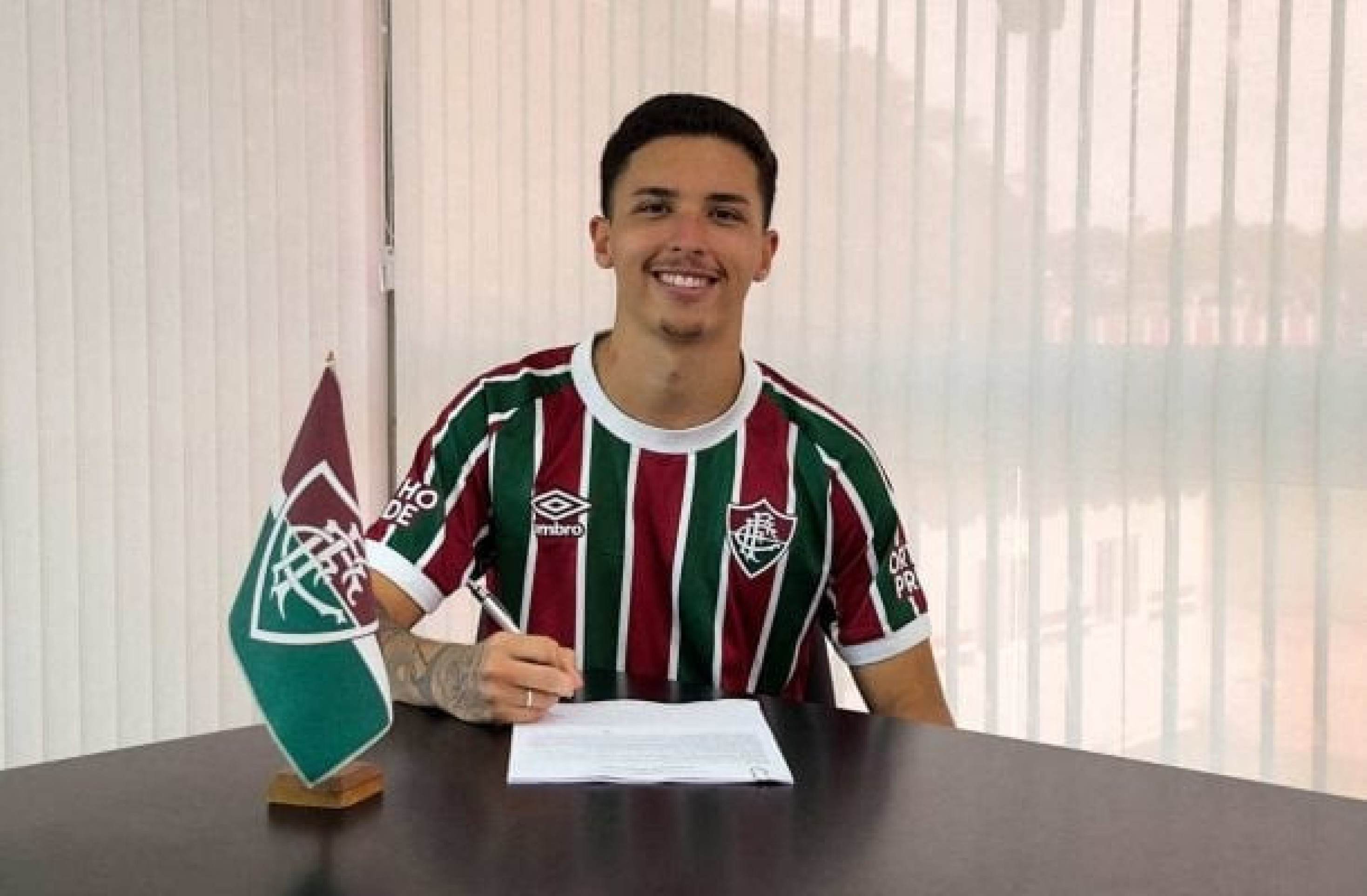 Fluminense renova com zagueiro do sub-20
