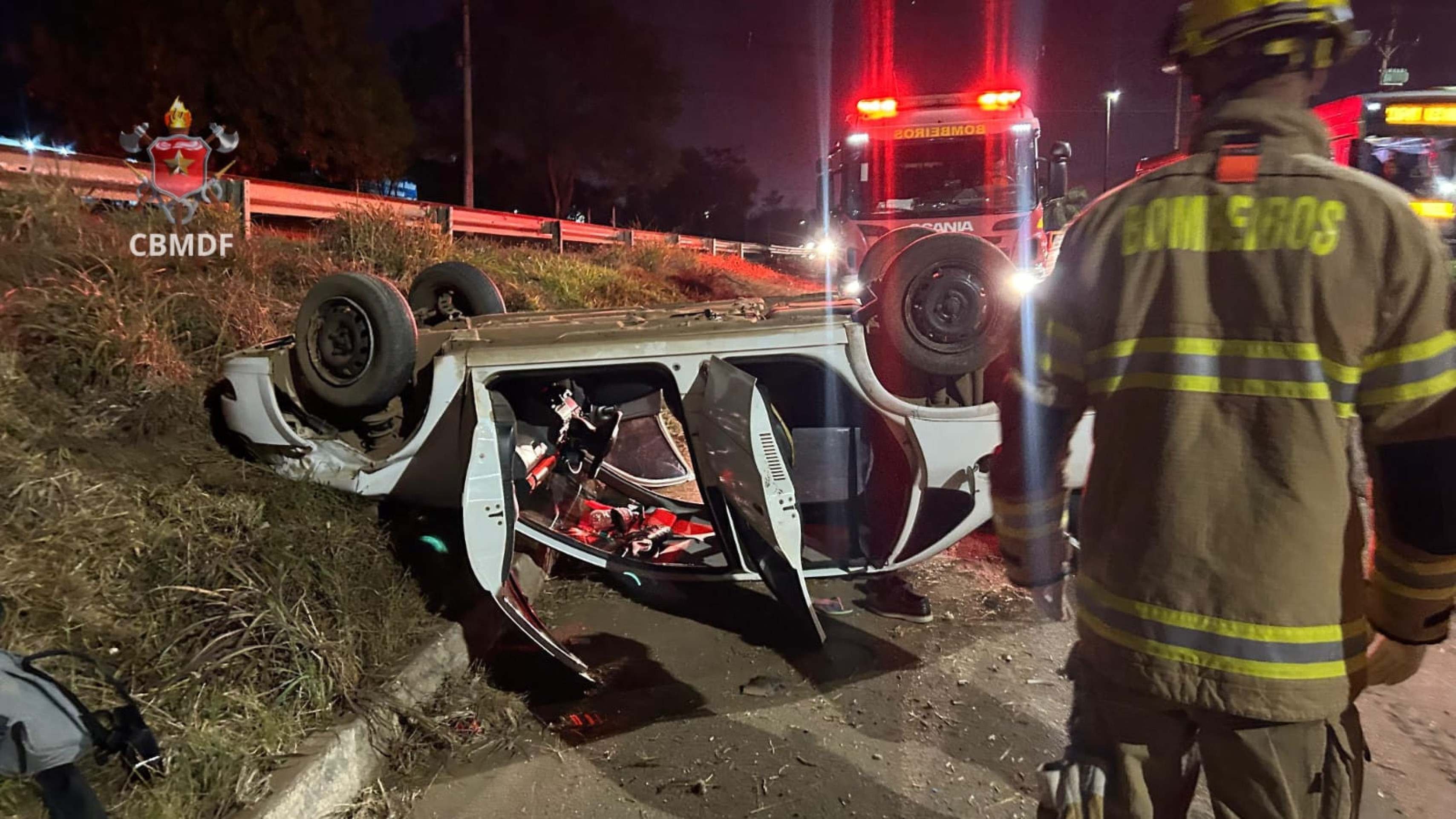 Motorista capota na BR-020, altura de Sobradinho, e quatro pessoas ficam feridas