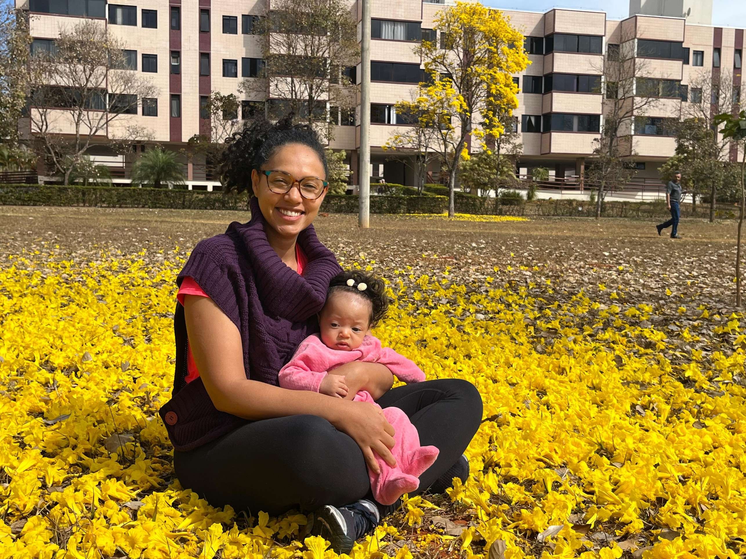 A servidora Erica Marques, 40, e sua filha de 5 meses, Isadora, aproveitam para tirar fotos com o ipê