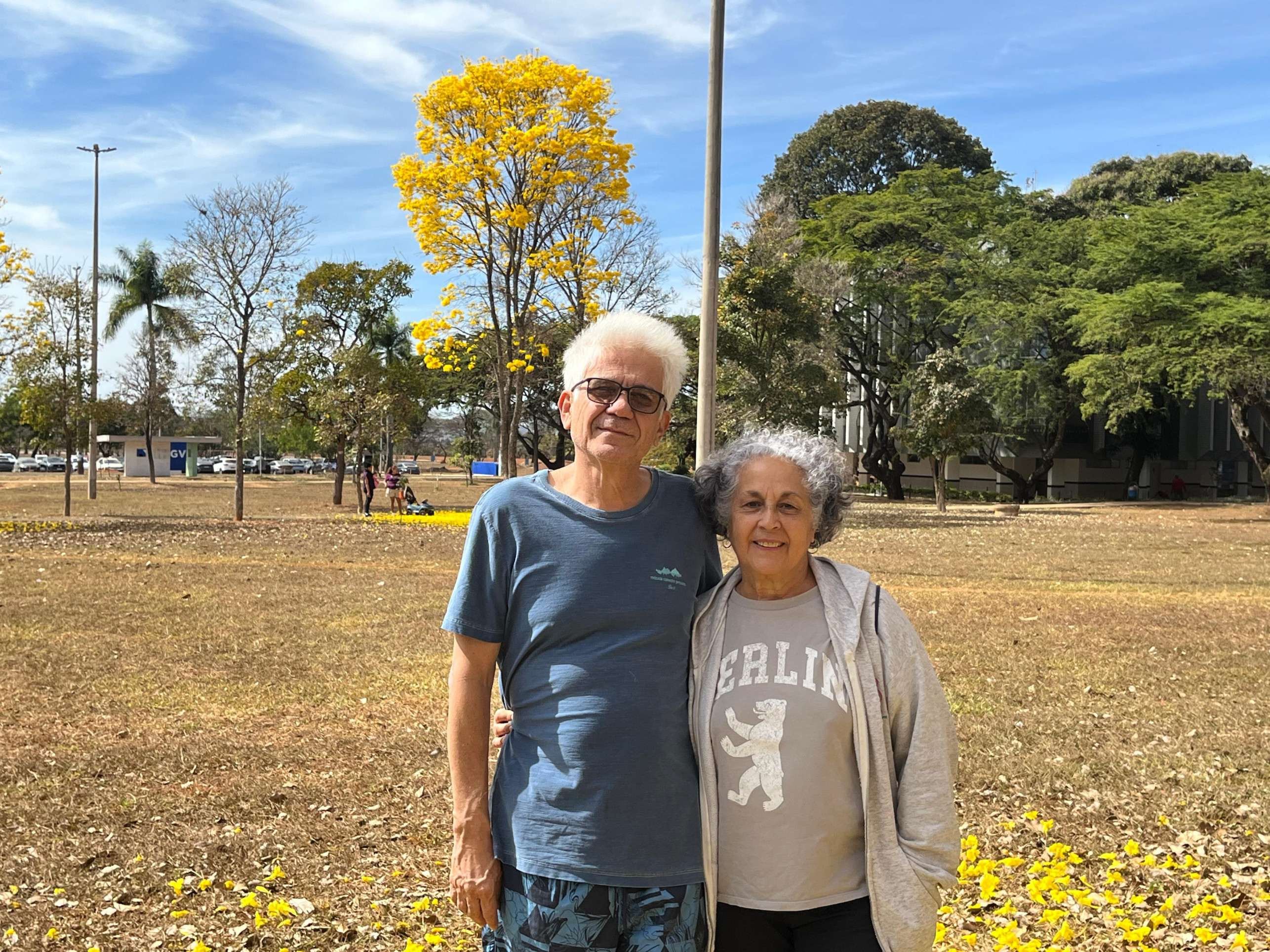 O casal de arquitetos, Fernando Portella, 65, e Cheila Gomes, 76, caminham todos os dias e aproveitam para admirar os ipês
