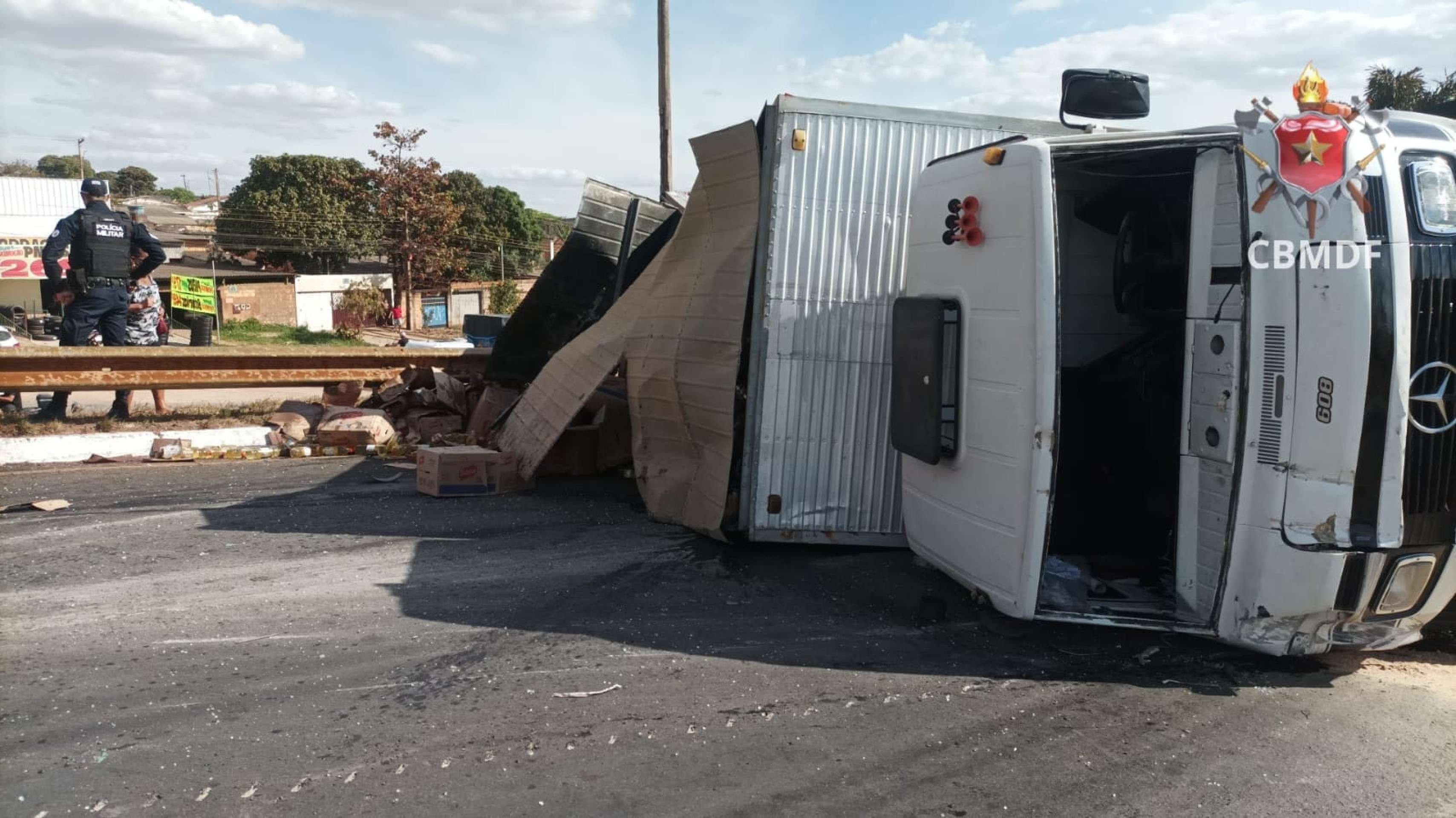 Homem e adolescente são feridos após caminhão tombar na DF-290
