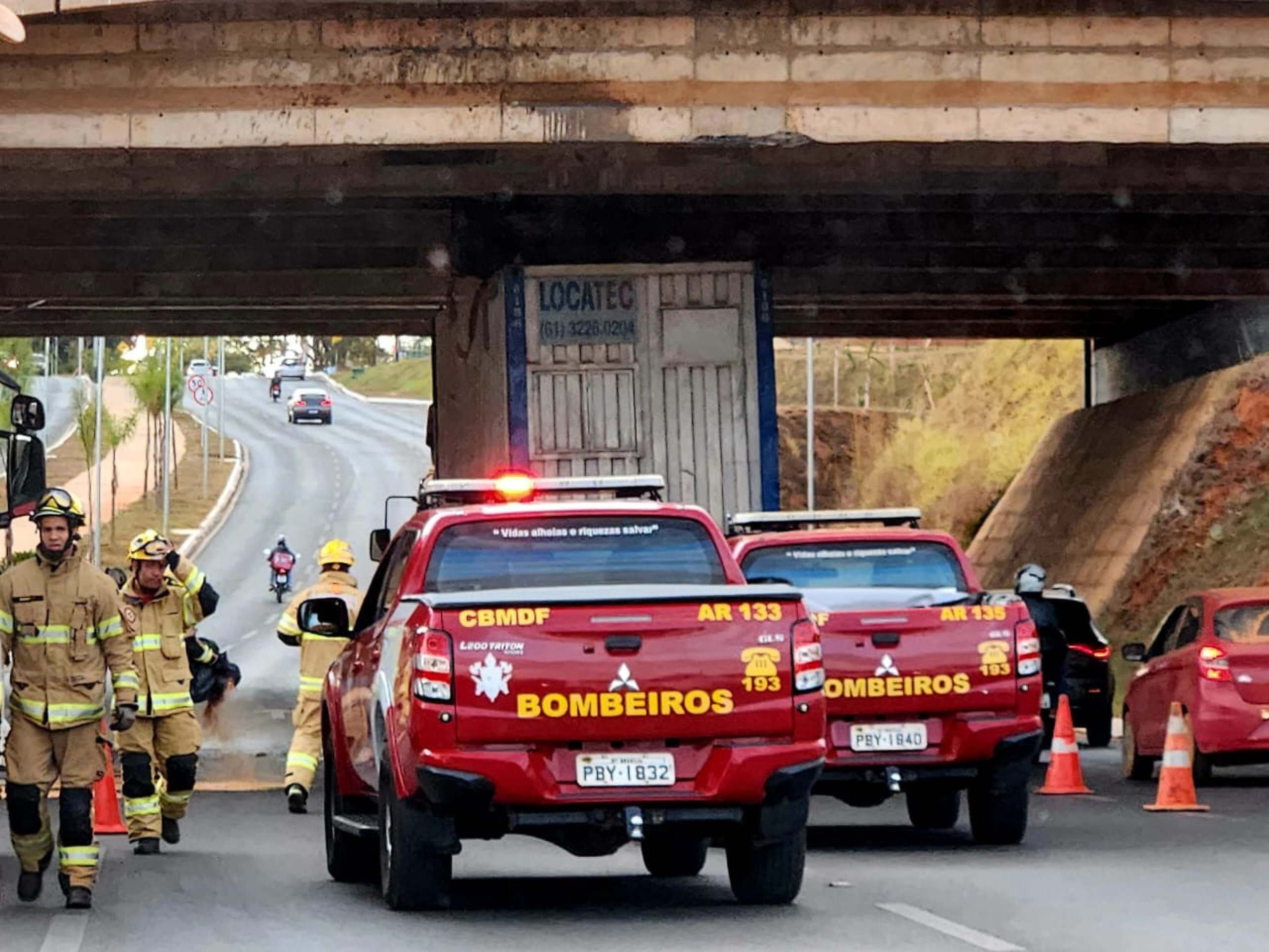 Caminhão fica preso em viaduto no Sudoeste e causa transtorno no trânsito
