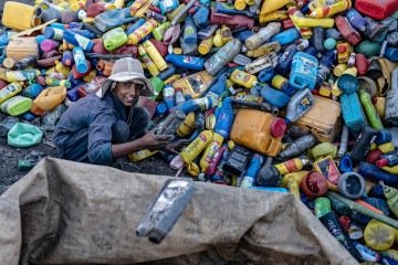 Trabalhador separa material plástico reciclável nos arredores de Cabul, no Afeganistão.  A poluição mundial estimada é de R$ 8,2 trilhões  -  (crédito:  AFP)