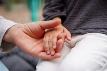 Comum na infância, a síndrome mão-pé-boca pode afetar diretamente a alimentação e a saúde bucal (Imagem: nastya_ph | Shutterstock) -  (crédito: EdiCase)