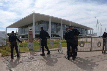 GSI recoloca grades ao redor do Planalto um dia após prisão de Bolsonaro: "Medida de reforço"