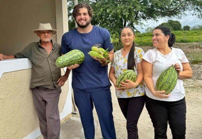 Já recebi uma galinha, rolinha, acerola, abóbora, milho, feijão de corda e santinha, conta Douglas Ciríaco, 26 anos - (crédito: Arquivo Pessoal) Já recebi uma galinha, rolinha, acerola, abóbora, milho, feijão de corda e santinha, conta Douglas Ciríaco, 26 anos - (crédito: Arquivo Pessoal)