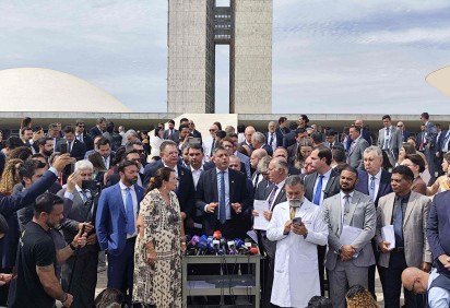 Parlamentares de oposição fazem coletiva em frente ao Congresso Nacional um dia após Bolsonaro ser colocado em prisão domiciliar  -  (crédito: Ed Alves/CB/D.A Press)