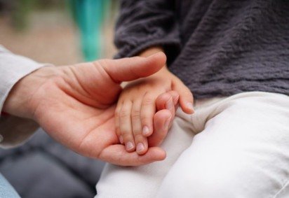 Comum na infância, a síndrome mão-pé-boca pode afetar diretamente a alimentação e a saúde bucal (Imagem: nastya_ph | Shutterstock) -  (crédito: EdiCase)