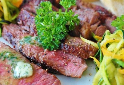 ERRO 8 - Não cozinhar de forma suficiente as carnes ou ovos. É  comum que, na pressa com a correria da rotina diária, a pessoa acabe tentando acelerar o preparo dos alimentos e deixe as carnes por pouco tempo no fogo. Ou, da mesma forma, retirar os ovos da fervura antes mesmo que eles estejam duros.  -  (crédito: pixabay)