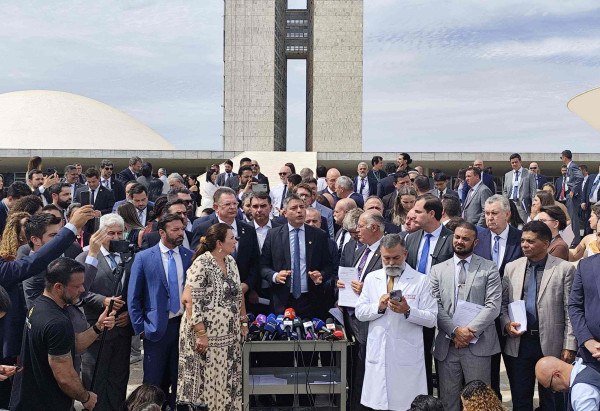 Parlamentares de oposição fazem coletiva em frente ao Congresso Nacional um dia após Bolsonaro ser colocado em prisão domiciliar - (crédito: Ed Alves/CB/D.A Press)