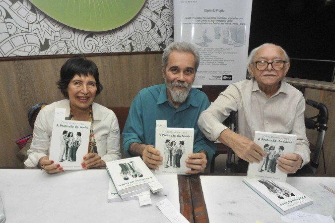 Dea Barbosa, Severino Francisco e Climério Ferreira no lançamento do livro Clodo, Climério e Clésio: a profissão do sonho - (crédito: Marcelo Ferreira/CB/D.A Press ) Dea Barbosa, Severino Francisco e Climério Ferreira no lançamento do livro Clodo, Climério e Clésio: a profissão do sonho - (crédito: Marcelo Ferreira/CB/D.A Press )