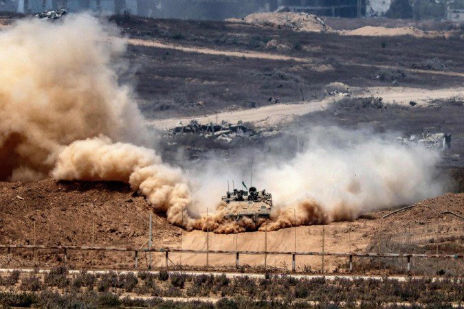 Veículo de combate de infantaria (IFV) do Exército israelense deixa uma nuvem de poeira ao se deslocar para uma posição ao longo da fronteira sul de Israel com Gaza - (crédito: AFP) Veículo de combate de infantaria (IFV) do Exército israelense deixa uma nuvem de poeira ao se deslocar para uma posição ao longo da fronteira sul de Israel com Gaza - (crédito: AFP)