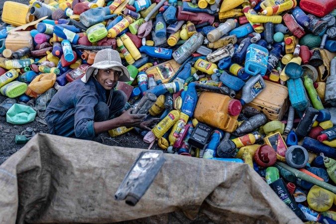 Trabalhador separa material plástico reciclável nos arredores de Cabul, no Afeganistão. A poluição mundial estimada é de R$ 8,2 trilhões - (crédito: AFP) Trabalhador separa material plástico reciclável nos arredores de Cabul, no Afeganistão. A poluição mundial estimada é de R$ 8,2 trilhões - (crédito: AFP)