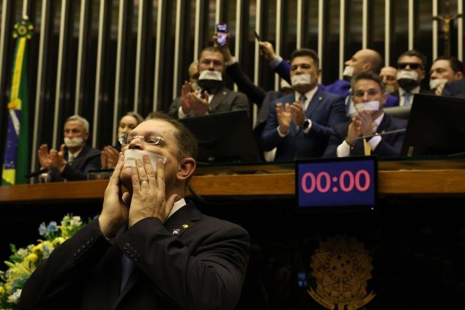 Deputado Sóstenes Cavalcante e parlamentares de oposição fazem ato tampando a boca com esparadrapo durante sessão da Câmara dos Deputados.     -  (crédito:  José Cruz/Agência Brasil)