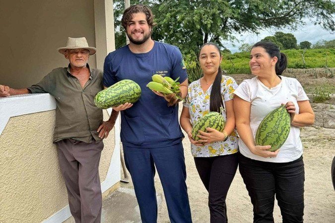 Já recebi uma galinha, rolinha, acerola, abóbora, milho, feijão de corda e santinha, conta Douglas Ciríaco, 26 anos -  (crédito: Arquivo Pessoal)