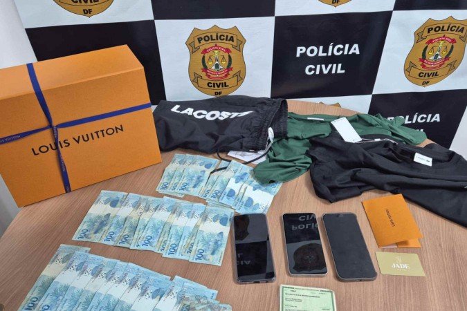 No quarto do casal, foram localizados vários cartões bancários fraudulentos, além de aproximadamente R$ 5 mil em dinheiro em espécie -  (crédito: Material cedido ao Correio)