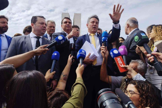 Parlamentares de oposição fazem coletiva em frente ao Congresso Nacional um dia após a decretação de prisão domiciliar de Bolsonaro -  (crédito: Ed Alves/CB/D.A Press)