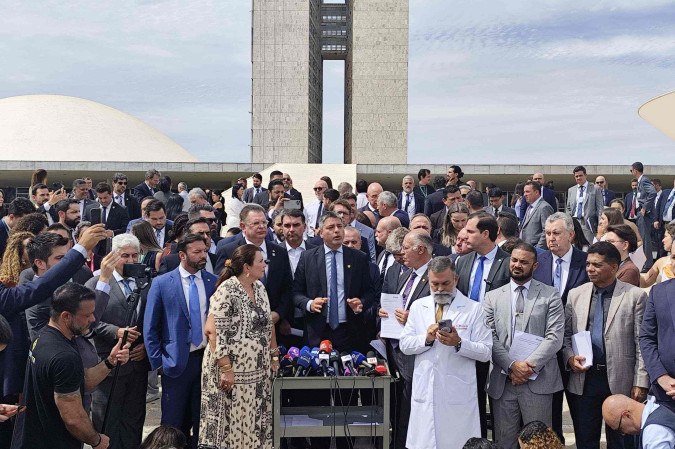 Parlamentares de oposição fazem coletiva em frente ao Congresso Nacional um dia após Bolsonaro ser colocado em prisão domiciliar  -  (crédito: Ed Alves/CB/D.A Press)