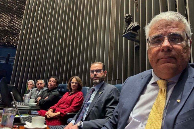 O grupo critica a condução do presidente da Casa, Davi Alcolumbre (PSD-AP), e cobra que ele tome O grupo critica a condução do presidente da Casa, Davi Alcolumbre (PSD-AP), e cobra que ele tome