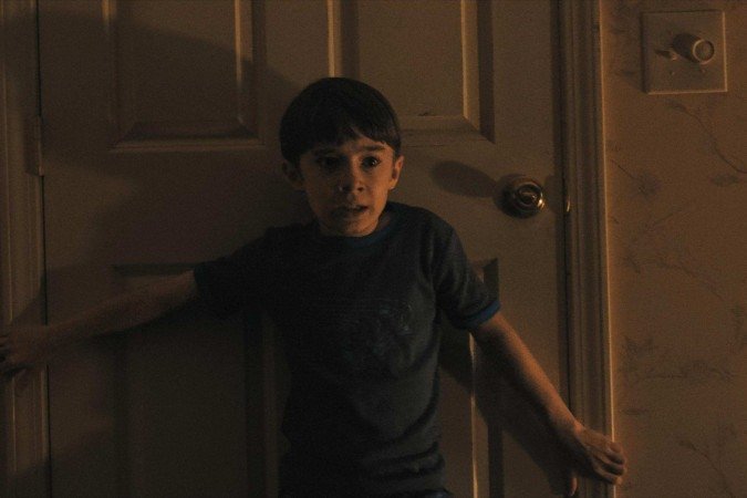 Alex é o solitário menino do filme A hora do mal