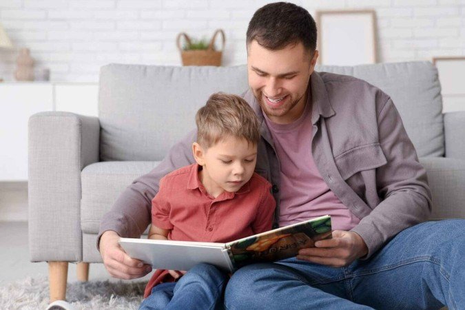 Ler juntos pode abrir espaço para conversas, risadas e acolhimento (Imagem: Pixel-Shot | Shutterstock) - (crédito: EdiCase) Ler juntos pode abrir espaço para conversas, risadas e acolhimento (Imagem: Pixel-Shot | Shutterstock) - (crédito: EdiCase)