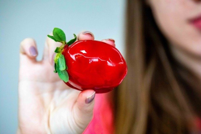 O morango do amor deve ser consumido com equilíbrio para não prejudicar a pele (Imagem:
Adilson Sochodolak | Shutterstock) - (crédito: EdiCase) O morango do amor deve ser consumido com equilíbrio para não prejudicar a pele (Imagem:
Adilson Sochodolak | Shutterstock) - (crédito: EdiCase)