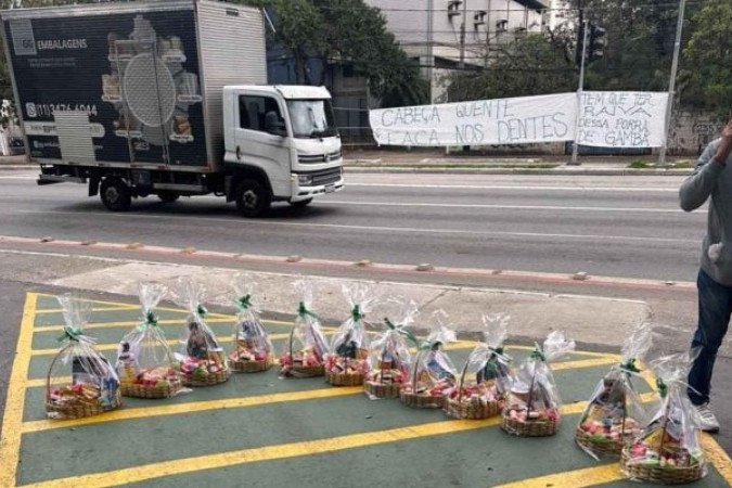 Torcedores levaram cestas de doces à porta da Academia de Futebol - (crédito: Foto: Reprodução/Redes Sociais) Torcedores levaram cestas de doces à porta da Academia de Futebol - (crédito: Foto: Reprodução/Redes Sociais)