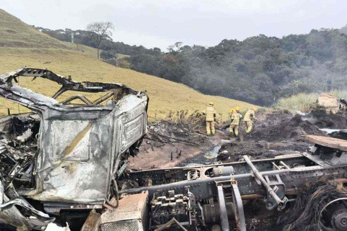 Carreta bitrem que transportava etanol e diesel tombou na BR-040 e pegou fogo, interditando o trânsito na via - (crédito: Divulgação/CBMMG) Carreta bitrem que transportava etanol e diesel tombou na BR-040 e pegou fogo, interditando o trânsito na via - (crédito: Divulgação/CBMMG)