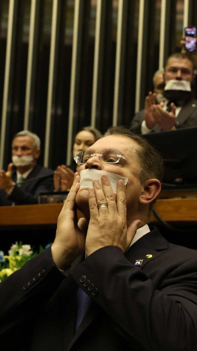 Deputado Sóstenes Cavalcante e parlamentares de oposição fazem ato tampando a boca com esparadrapo durante sessão da Câmara dos Deputados.     -  (crédito:  José Cruz/Agência Brasil)