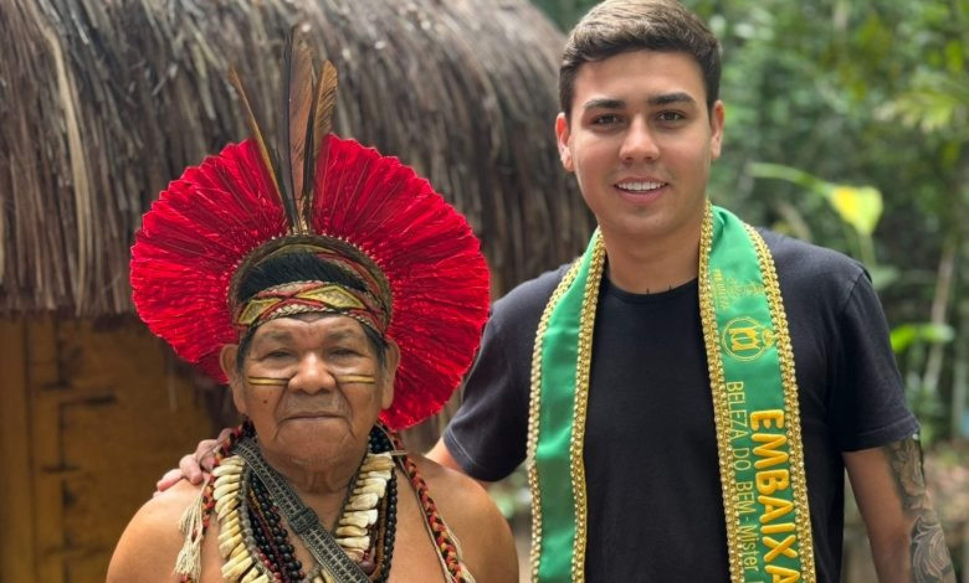 Mister Brasil Wilker Manoel Soares faz visita à aldeia Pataxó na Bahia