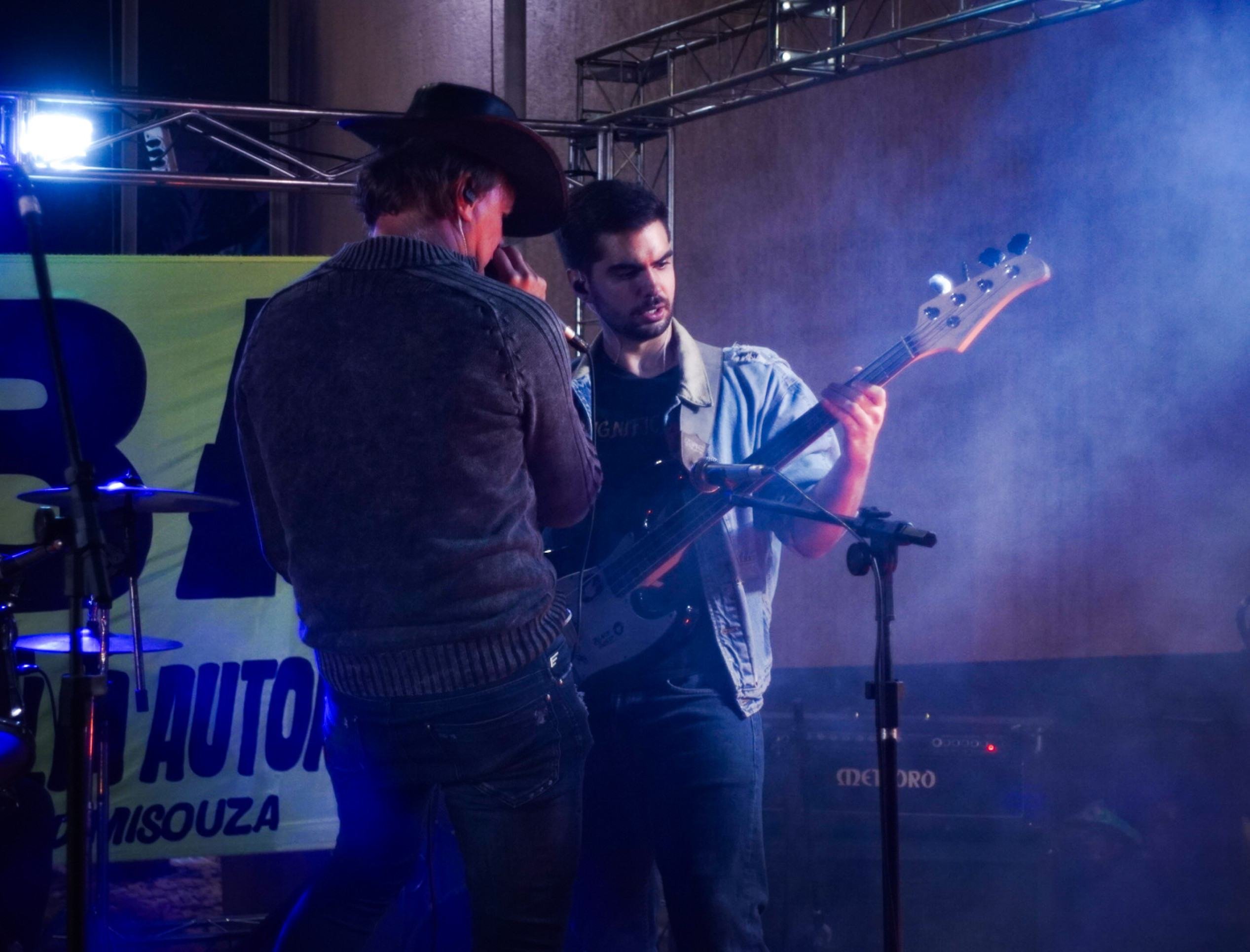 Igor de Almeida, 22, tem a banda Ressignificance com o pai, Miguel Barbosa, 56