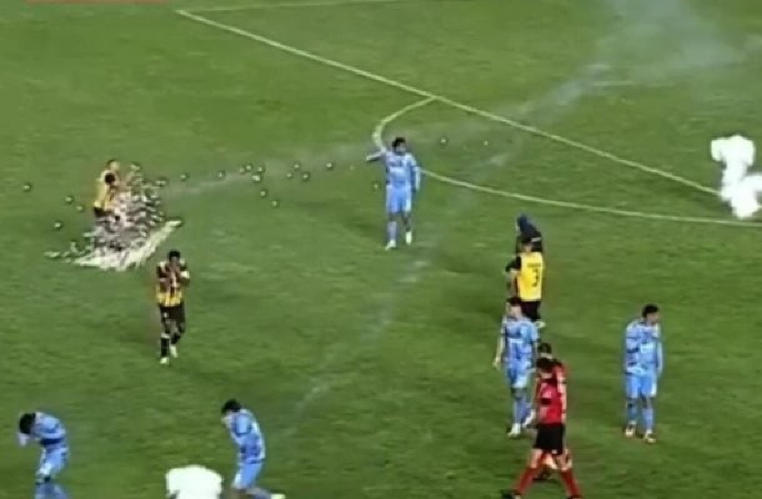 Jogador do The Strongest é atingido por rojão vindo da própria torcida