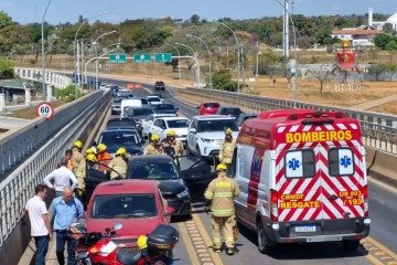 Os motoristas dos outros dois carros não precisaram ser transportados para o hospital. -  (crédito: Divulgação/CBMDF)
