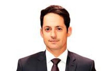 Advogado, sócio do Almeida Castro, Castro e Turbay Advogados. Especialista e mestre em Direito