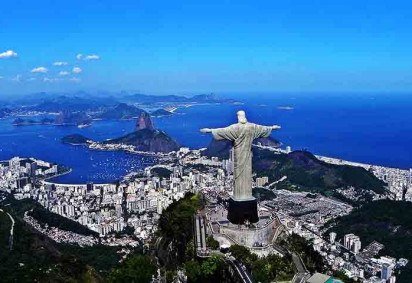 3º lugar: Rio de Janeiro (RJ) - Segunda maior metrópole do Brasil, a Cidade Maravilhosa tem fama ímpar em razão de suas belezas naturais, como o Pão de Açúcar, as praias de Copacabana, Ipanema, Leblon e Barra da Tijuca, e ícones culturais como o Cristo Redentor e o Carnaval carioca. Este último, aliás, é considerado a maior festa do planeta. A vida noturna também traz magia à cidade. Com forte influência histórica, cultural e econômica no Brasil, abriga importantes instituições, como o Theatro M -  (crédito: Artyominc / Wikimedia Commons)