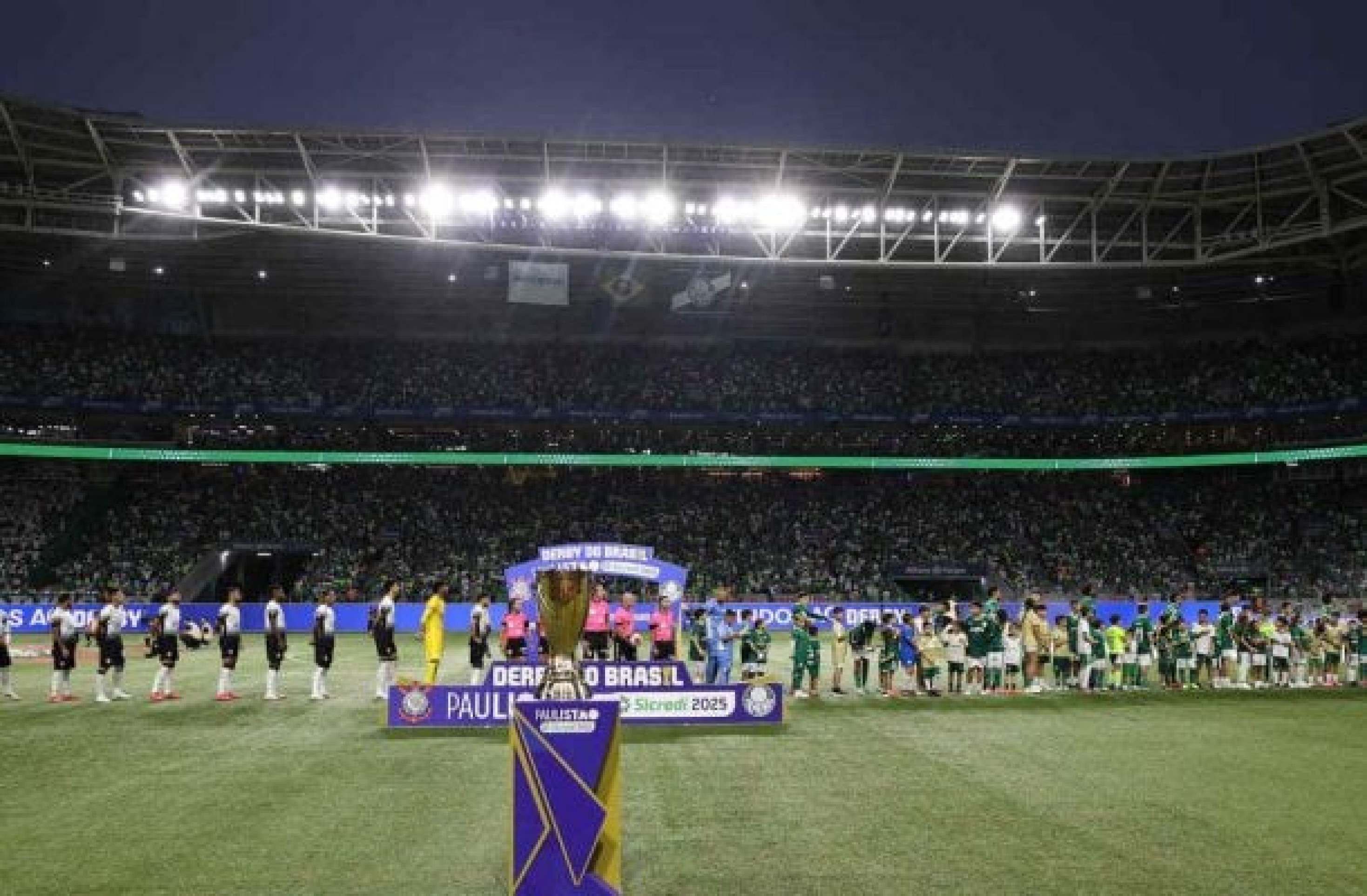 Faixas, cestas e cabeça de porco acirram rivalidade e esquentam clima extracampo do Dérbi