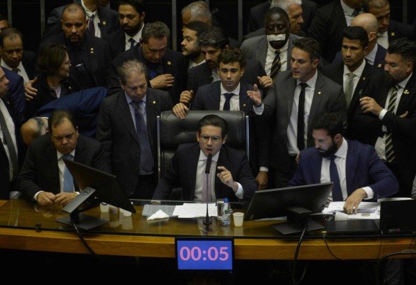 Já no comando da sessão, o presidente da Câmara fez um pronunciamento cobrando respeito às instituições. - (crédito: Ed Alves/CB/D.A Press)