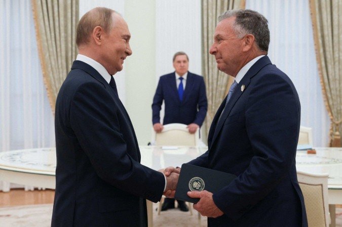 Putin (E) cumprimenta o emissário de Washington, Steve Witkoff, antes de reunião na capital russa: conversa Putin (E) cumprimenta o emissário de Washington, Steve Witkoff, antes de reunião na capital russa: conversa