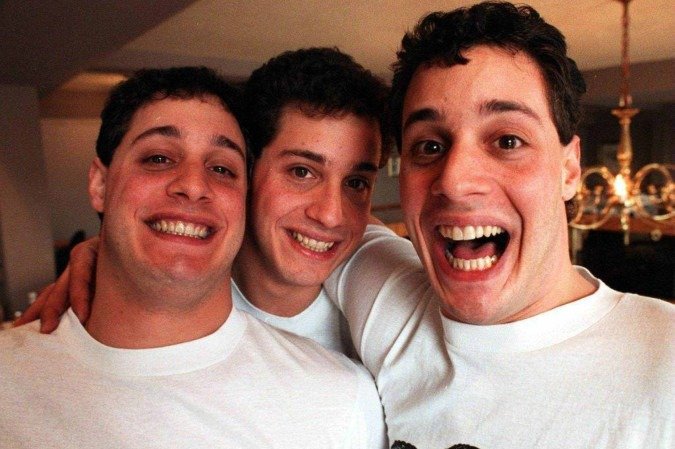 A incrível e trágica história dos trigêmeos separados por estudo secreto -  (crédito: BBC Geral)