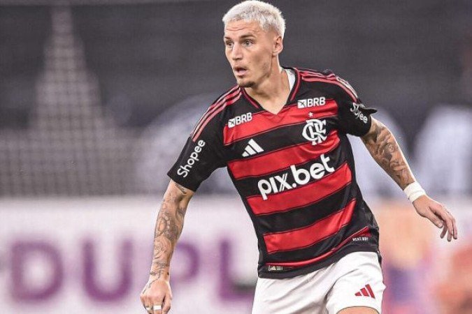  No primeiro tempo, serviu como válvula de escape para o ataque. Mas, no segundo, se limitou a defender. Nota  5,5 - Paula Reis/Flamengo