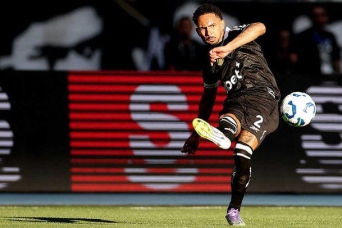 VITINHO - Fechou os espaços no corredor e atacou os espaços na frente, projetando-se às costas do lateral-esquerdo rival. Entre erros e acertos, saiu-se bem - NOTA: 6,5 - Foto: Vitor Silva/Botafogo 