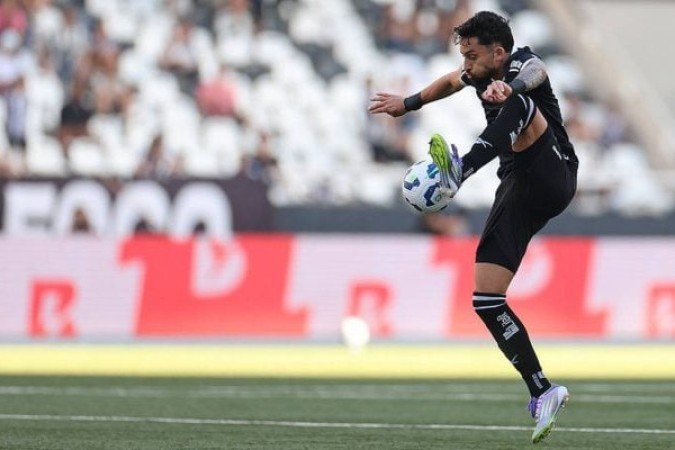 TELLES - Contido na defesa por conta das apariÃ§Ãµes de Laquintana em seu setor. Mas bem na cozinha. Saiu, no segundo tempo, para a entrada de MarÃ§al - NOTA: 6,0 - Foto: Vitor Silva/Botafogo 