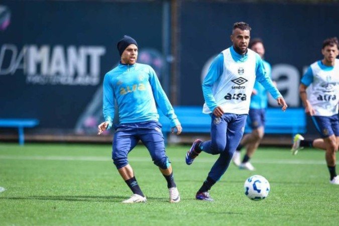 Cuéllar (esquerda) e João Pedro (direita) estão próximos de voltarem a ser opções no Grêmio -  (crédito: Foto: Lucas Uebel / Grêmio)