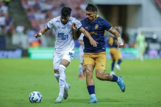 Jogadores de Bahia e Retrô em disputa de bola na Arena Pernambuco - (crédito: Foto: Rafael Rodrigues/EC Bahia) Jogadores de Bahia e Retrô em disputa de bola na Arena Pernambuco - (crédito: Foto: Rafael Rodrigues/EC Bahia)
